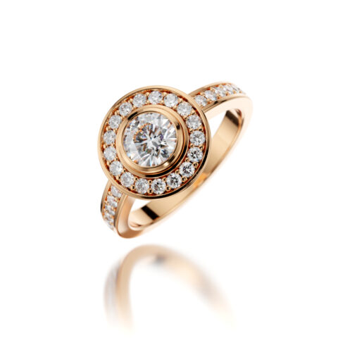 Halo engagement ring in rose gold and diamonds