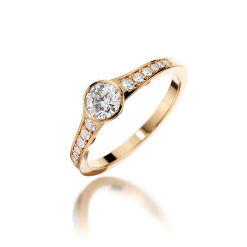 Engagement ring in rose gold with diamonds